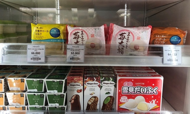 <p class="Normal">
Một trong những điểm hấp dẫn của FujiMart là lượng sản phẩm Nhật Bản đa dạng như các loại bánh, đồ uống, đồ gia dụng... Siêu thị còn có bánh tươi từ nguyên liệu bột nhập khẩu, được sản xuất mới mỗi ngày theo công thức làm bánh của các chuyên gia Nhật Bản.</p>