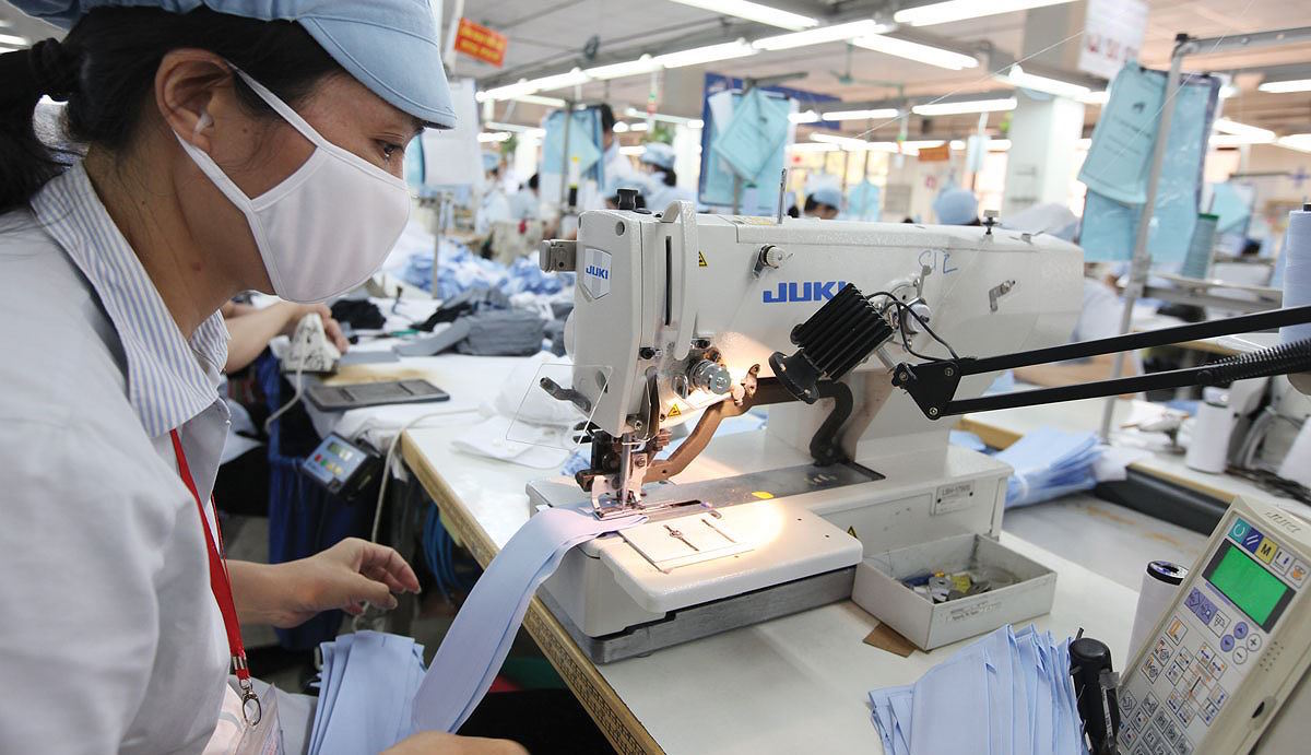 Dệt may lao đao với những 'cơn sóng dữ' COVID-19