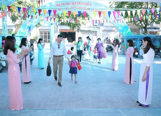 phu-huynh-dua-tre-den-truong-8775-159884