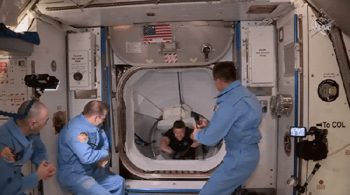 Các phi hành gia của NASA Bob Behnken và Doug Hurley trôi nổi xung quanh Trạm Vũ trụ Quốc tế vào ngày 31 tháng 5 năm 2020, sau khi lái tàu vũ trụ Crew Dragon của SpaceX.  NASA