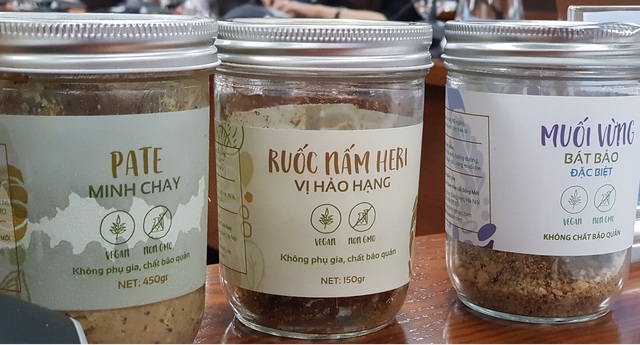 Hà Nội: Bàn giao 35 sản phẩm pate Minh Chay cho công an điều tra