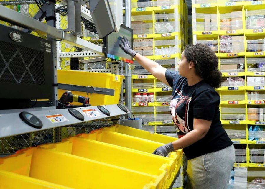 Giữa 'bão COVID-19', Amazon tuyển thêm 100.000 nhân viên để đáp ứng nhu cầu mua sắm trực tuyến