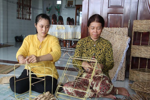 Người dân Thủ Thừa nâng cao đời sống nhờ giúp nhau có nghề