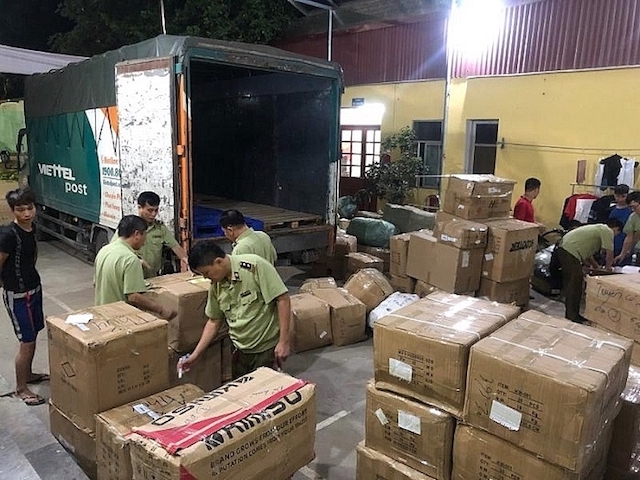 Xe tải của Viettel Post chở số lượng lớn hàng hóa nhập lậu