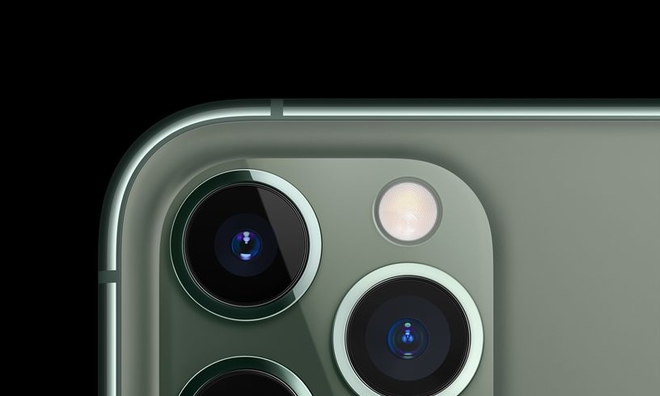 <p>
<strong>Tiêu điểm của camera sau sắc nét hơn</strong></p><br /><br /><p class="Normal">Các tin đồn cho thấy trên hai mẫu điện thoại cao cấp, iPhone 12 Pro, camera sau sẽ được trang bị bốn cảm biến, bao gồm cảm biến ToF (Thời gian bay). <span>Một cảm biến như vậy trên camera sau sẽ cải thiện độ chính xác của các ứng dụng thực tế tăng cường của Apple, ví dụ, giúp bạn có thể đo một vật thể trước mặt bạn hoặc thậm chí để xem đồ đạc trong phòng. Nhờ công nghệ này, các cải tiến cũng sẽ hiển thị ở chế độ chân dung của máy ảnh và hậu cảnh sẽ được làm sắc nét hơn.</span></p>