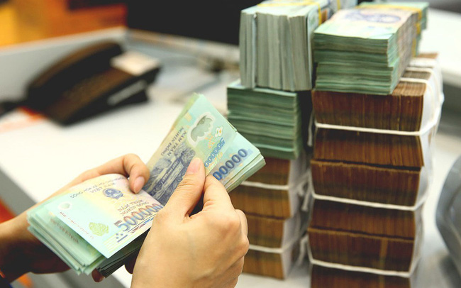 Dòng tiền dồi dào, lãi suất đồng loạt giảm