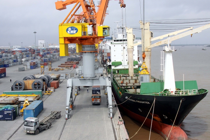 'Người khổng lồ' logistics nhảy vào, doanh nghiệp Việt 'bật bãi'?