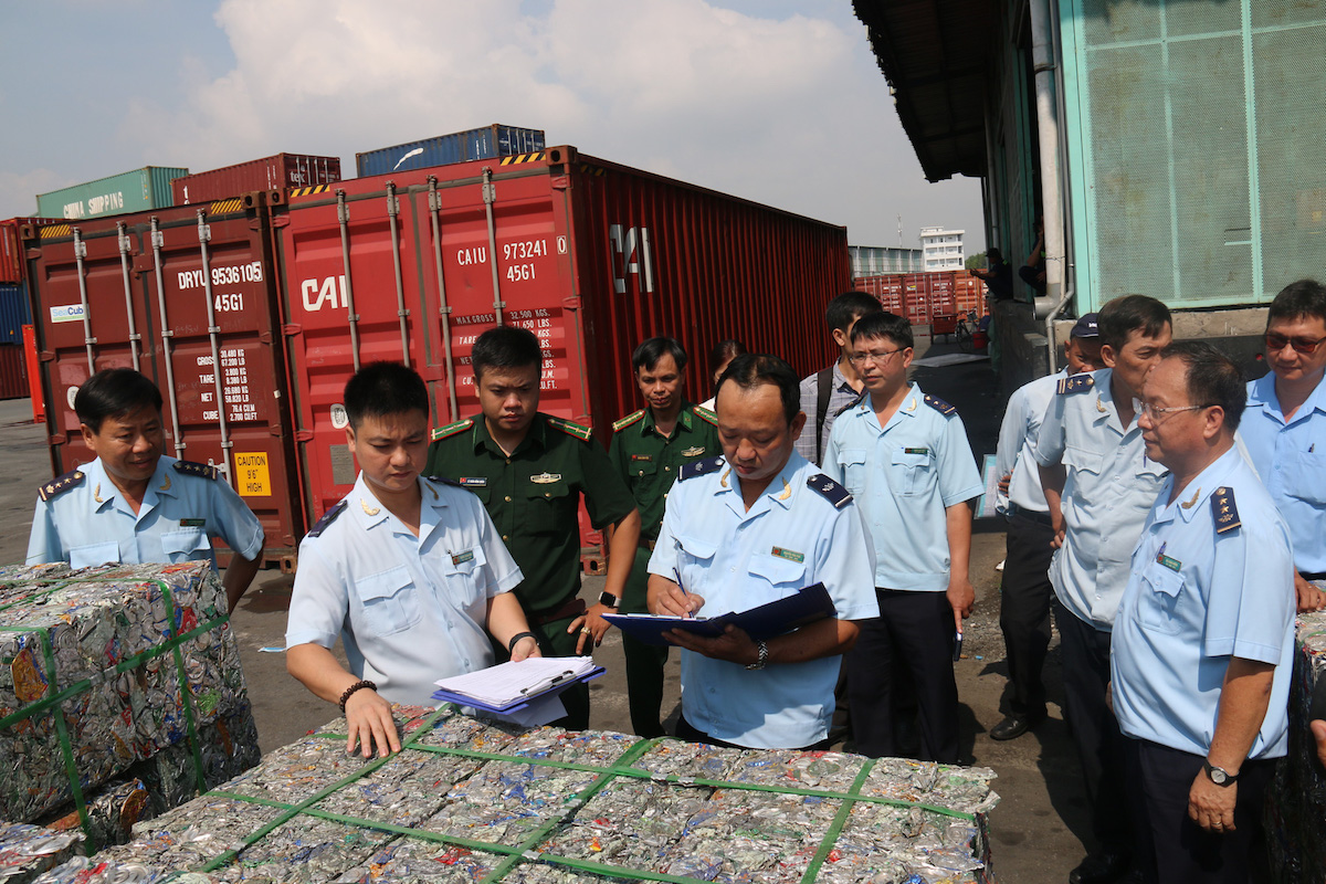 Phế liệu không đủ điều kiện nhập khẩu vào Việt Nam bắt buộc phải tái xuất