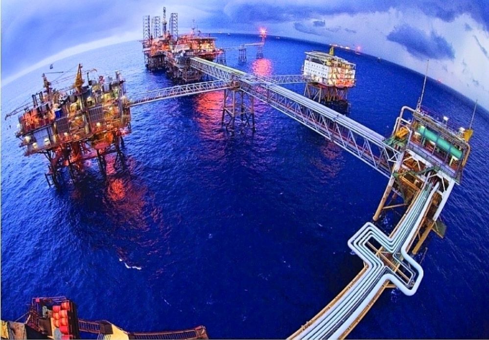 Giá xăng dầu ngày 19/10: Nhu cầu tiêu thụ kém khả quan kéo giá dầu thô tiếp tục giảm tới 1%
