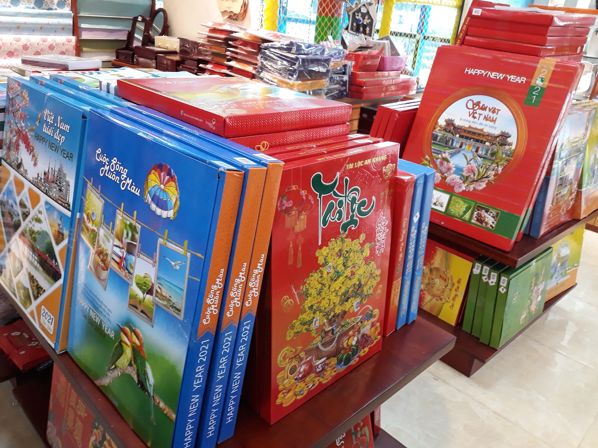 Thị trường lịch Tết Tân Sửu 'đỏ mắt' tìm khách