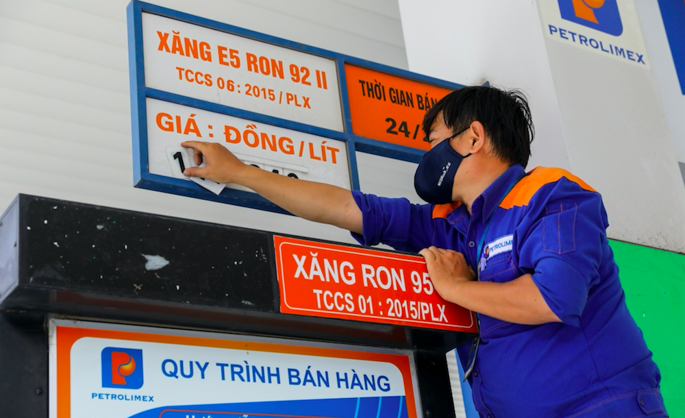 Giá xăng tăng tới 650 đồng/lít