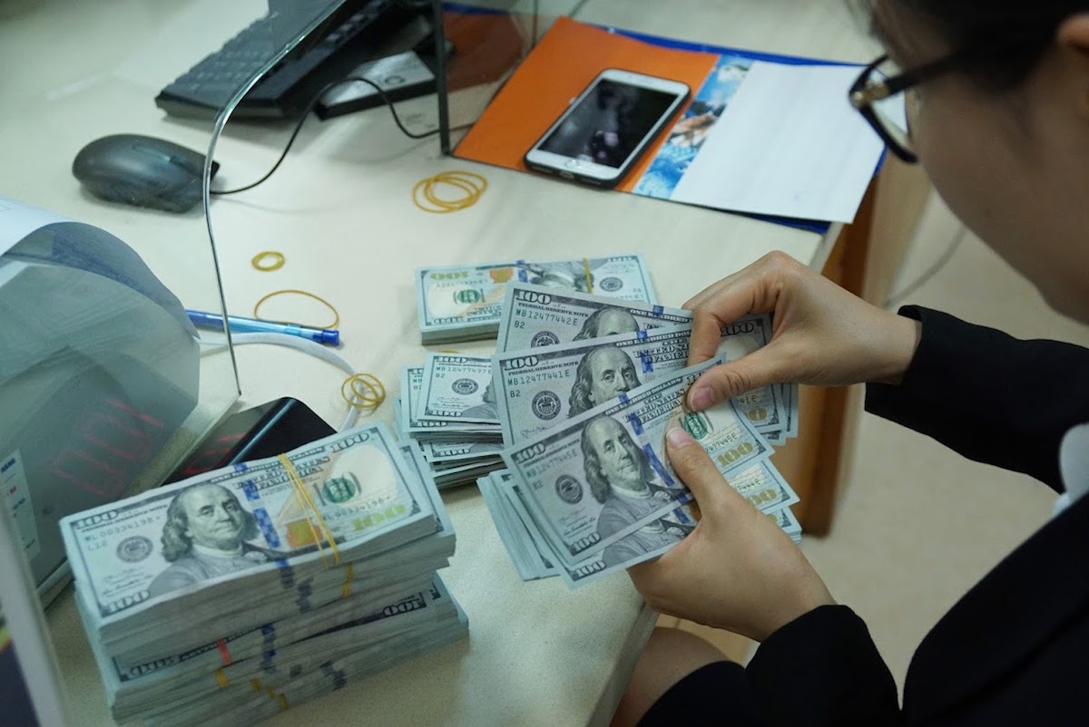 Cung ngoại tệ dồi dào, ngân hàng đồng loạt giảm mua USD