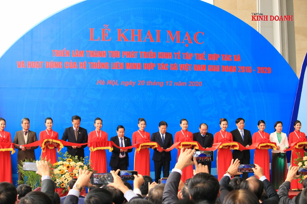 Khai mạc Triển lãm thành tựu phát triển kinh tế tập thể, HTX