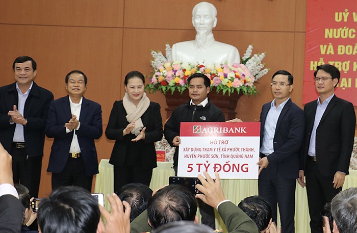 Agribank ủng hộ 5 tỷ đồng khắc phục hậu quả lũ lụt tại huyện Phước Sơn, tỉnh Quảng Nam
