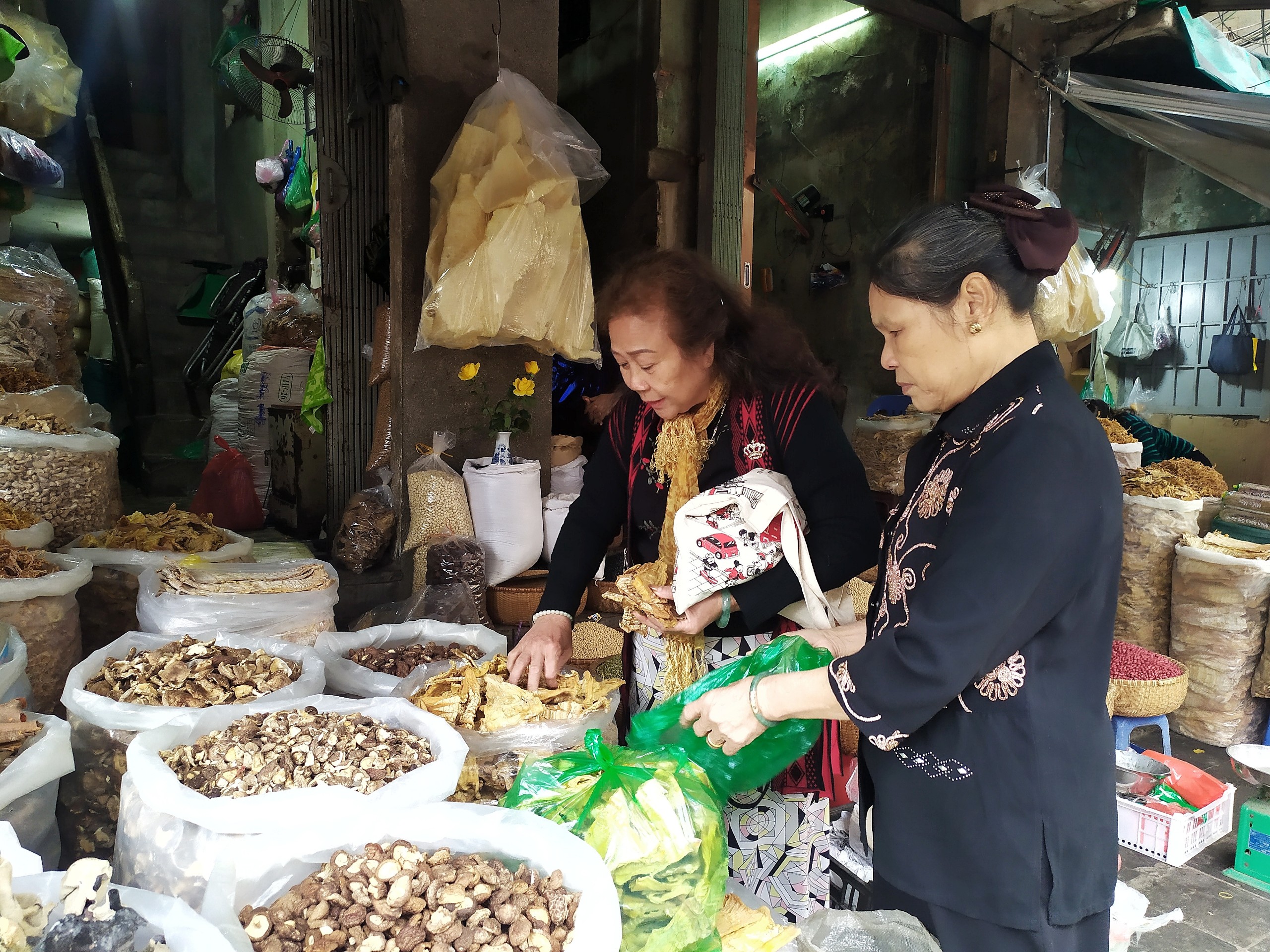 Sôi động thị trường đồ khô cận Tết, hàng đặc sản “lên ngôi”