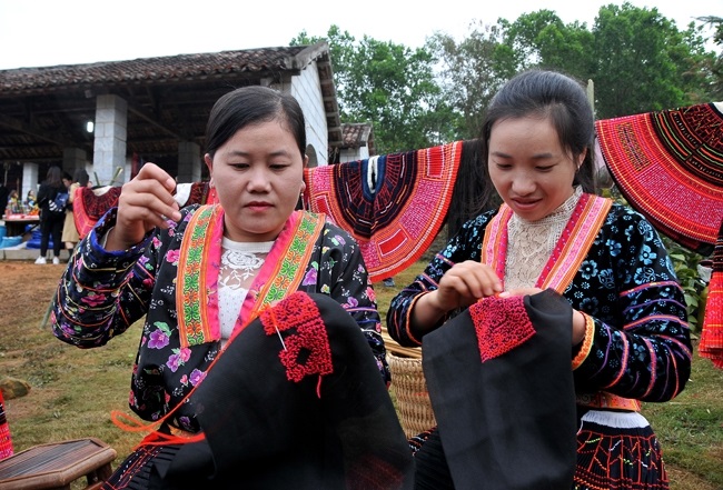 Chinh phục khách hàng bằng thổ cẩm truyền thống