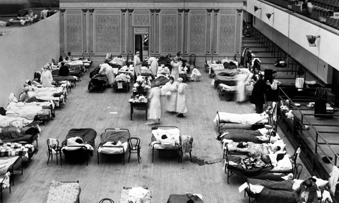 <p>
<strong>Cúm Tây Ban Nha hoặc H1N1 (1918-1919)</strong></p><br /><br /><p class="Normal">Cúm Tây Ban Nha năm 1918 là một đợt bùng phát của vi rút H1N1 đã lây nhiễm cho khoảng 500 triệu người, tức một phần ba dân số thế giới, vào đầu thế kỷ 20. Đại dịch đã cướp đi sinh mạng của hơn 50 triệu người trên thế giới.</p><p class="Normal">Vào thời điểm xảy ra dịch bệnh, Thế chiến thứ nhất diễn ra đã kéo theo việc ngừng hoạt động và các cơ quan y tế công cộng có rất ít hoặc không có các quy trình chính thức để đối phó với đại dịch virus, điều này đã góp phần gây ra thiệt hại nặng nề.</p><p class="Normal">Trong những năm sau đó, nghiên cứu nhằm mục đích tìm hiểu cách thức mà đại dịch xảy ra và làm thế nào nó có thể tránh được, các hệ thống y tế công cộng được cải thiện đã làm giảm bớt tác động của dịch cúm sau đó.<br /><br /><em>Ảnh: Khán phòng thành phố ở Oakland, California, đã được chuyển đổi thành một bệnh viện tạm thời, với các y tá tình nguyện từ Hội Chữ thập đỏ Hoa Kỳ, trong đại dịch cúm Tây Ban Nha năm 1918.  Underwood Archives / Getty Images</em></p>