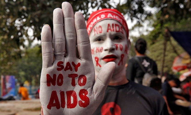 <p>
<strong>AIDS / HIV (1981 đến nay)</strong></p><br /><br /><p class="Normal">Các trường hợp AIDS đầu tiên được biết đến vào năm 1981, nhưng căn bệnh này vẫn tiếp tục lây lan và gây tử vong cho đến ngày nay. Kể từ năm 1981, 75 triệu người đã bị nhiễm vi rút suy giảm miễn dịch ở người (HIV) và khoảng 32 triệu người đã chết vì nó. Là một bệnh lây truyền qua đường tình dục không có thuốc chữa, HIV là một đại dịch dai dẳng và tiếp tục ảnh hưởng đến hàng triệu người mỗi năm. Mặc dù không có cách chữa khỏi bệnh AIDS, nhưng các loại thuốc trong liệu pháp điều trị ARV có thể kiểm soát HIV và làm chậm đáng kể sự tiến triển của nó, cho phép người nhiễm bệnh sống lâu hơn.</p><p class="Normal">Ảnh hưởng tiêu cực của AIDS đối với nền kinh tế thế giới vẫn đang được nghiên cứu, đặc biệt là ở châu Phi, châu lục bị ảnh hưởng nặng nề nhất bởi căn bệnh này. <br /><br /><em>Ảnh: Một người đàn ông biểu tình trong chiến dịch nâng cao nhận thức về HIV trước Ngày Thế giới phòng chống AIDS ở Calcutta, Ấn Độ.  Reuters</em></p>