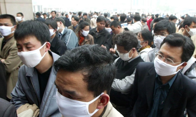 <p>
<strong>SARS (2002 - 2003)</strong><br /> </p><p class="Normal">SARS, hay Hội chứng hô hấp cấp tính nặng, là một bệnh do một trong bảy loại coronavirus gây ra có thể lây nhiễm sang người. Vào năm 2003, một trận dịch bắt đầu ở tỉnh Quảng Đông của Trung Quốc đã trở thành một đại dịch toàn cầu. Nó nhanh chóng lây lan sang 26 quốc gia, lây nhiễm cho hơn 8.000 người và giết chết 774 người.</p><p class="Normal">Hậu quả của đại dịch SARS năm 2003 phần lớn đã được kiềm chế nhờ phản ứng mạnh mẽ từ các cơ quan y tế công cộng toàn cầu, bao gồm việc kiểm dịch các khu vực bị ảnh hưởng và cách ly những người bị nhiễm bệnh. Các nhà khoa học nghiên cứu Covid-2019 đã phát hiện ra rằng cấu tạo gen của nó giống 86,9% so với cấu tạo của virus SARS và các quan chức hiện đang so sánh hai loại để xem liệu các chính phủ có thể tái tạo thành công bất kỳ quy trình ngăn chặn nào của năm 2003 hay không.</p><p class="Normal">Sự bùng phát dịch SARS đã nâng cao nhận thức về việc ngăn ngừa lây truyền các bệnh do vi rút, đặc biệt là ở Hồng Kông, nơi các bề mặt công cộng đã được khử trùng thường xuyên kể từ đó và nơi khẩu trang đã trở nên phổ biến.<br /><br /><em>Ảnh: Người qua đường đeo khẩu trang để tự bảo vệ mình khỏi vi rút SARS trong khi chờ mua vé tại ga tàu Bắc Kinh, Thứ Tư, ngày 23 tháng 4 năm 2003. Greg Baker / AP</em></p>