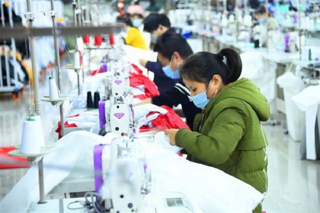 Hoạt động sản xuất của Trung Quốc giảm do làn sóng mới của COVID-19