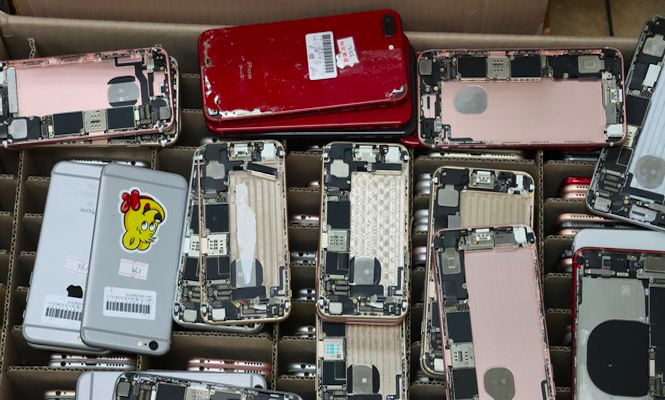Cận Tết, phát hiện hơn 600 điện thoại iPhone nhập lậu qua sân bay Nội Bài
