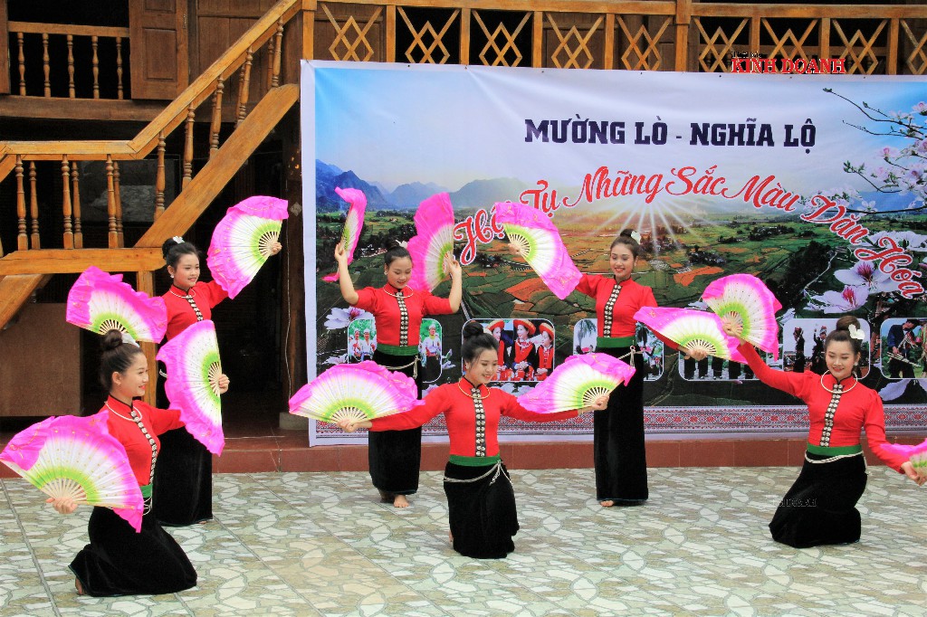 Sắc xuân ‘gõ cửa’ Mường Lò