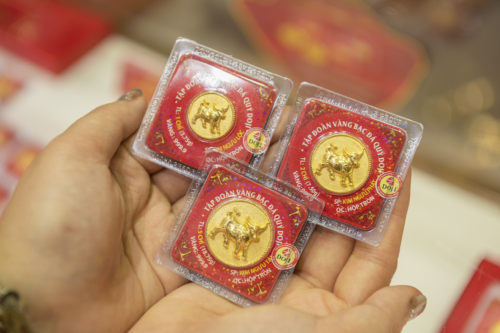 Thị trường tiền tệ ngày 20/2: Vàng tăng cận ngày vía Thần Tài, đồng USD tiếp tục 'trượt dốc'