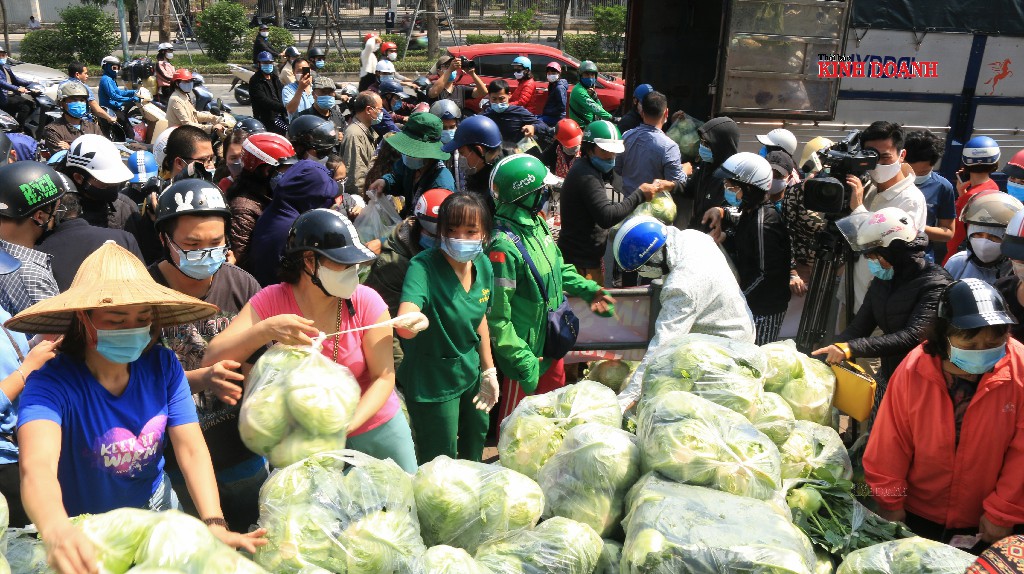 Người Hà Nội đội nắng, chờ 3 giờ ‘giải cứu’ nông sản Hải Dương