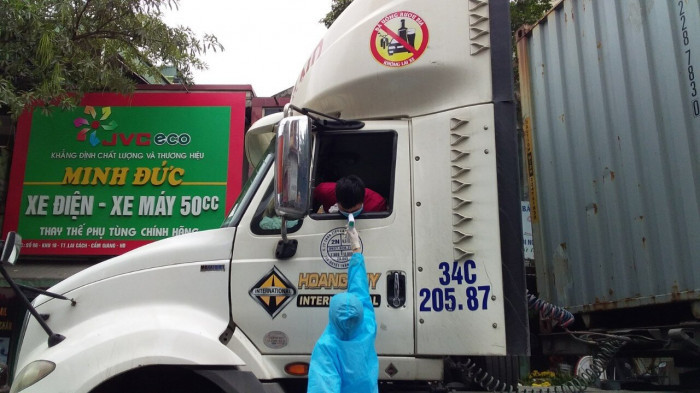 Gập ghềnh 'cứu' nông sản ra khỏi vùng dịch