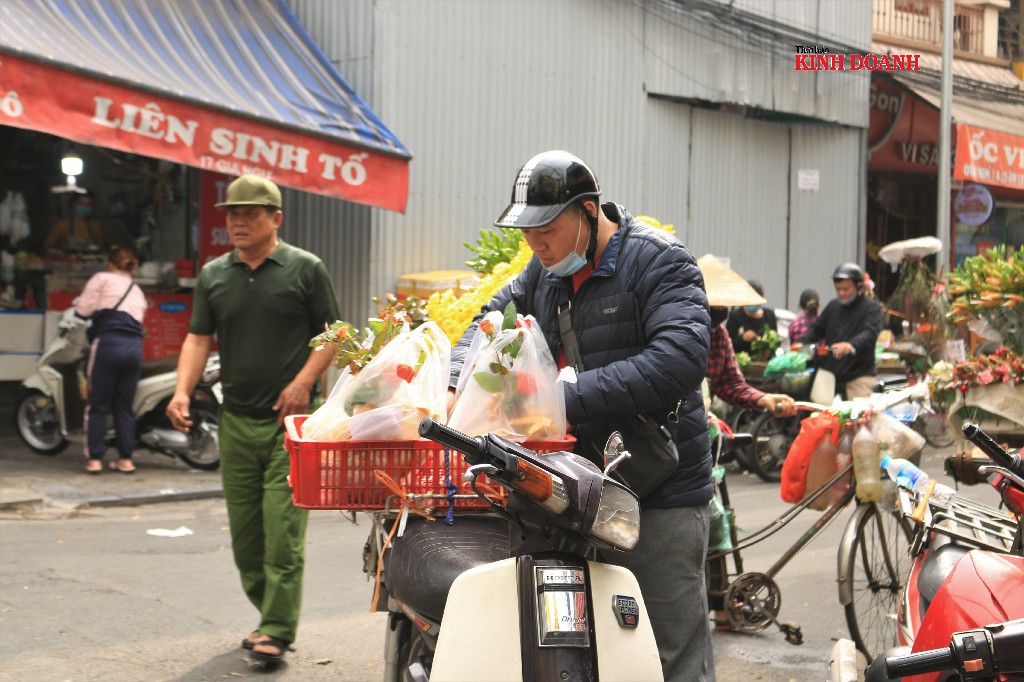 Dịch vụ ship đồ ăn tăng đột biến dịp Rằm tháng Giêng vì người dân lo ngại Covid-19