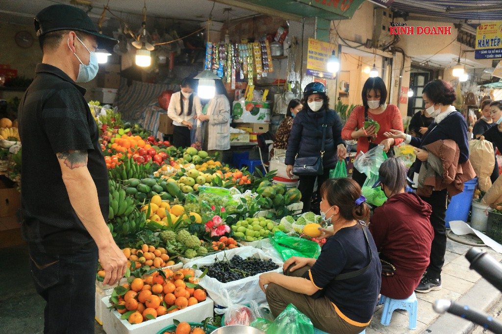‘Chợ nhà giàu’ chật kín người sắm lễ Rằm tháng Giêng