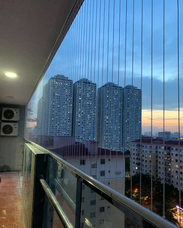 'Sốt' lưới an toàn sau vụ bé gái rơi từ tầng 12 chung cư