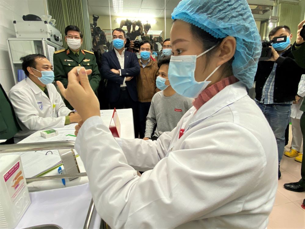 Sáng 8/3: Những mũi tiêm vắc xin phòng COVID-19 đầu tiên
