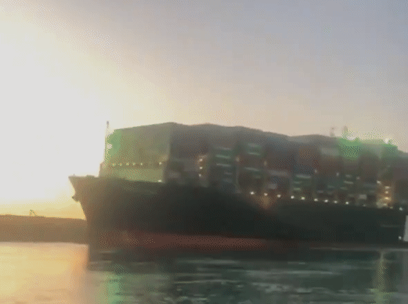Tàu Ever Given mắc kẹt ở kênh đào Suez được giải cứu thành công vào sáng sớm ngày 29.3. Ảnh chụp màn hình Twitter