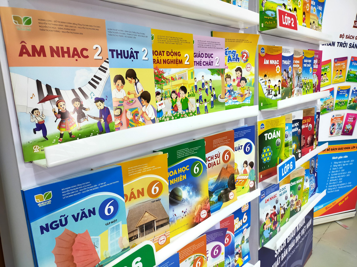 Vì sao bộ sách giáo khoa lớp 2 và lớp 6 mới có giá cao gấp 3-4 lần sách cũ?