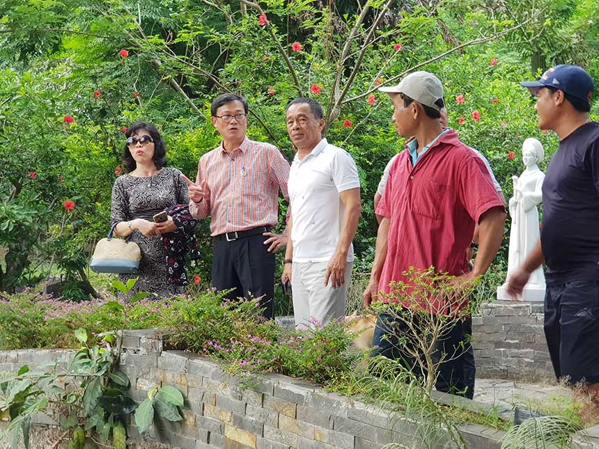 Ông Phạm Công Chính (áo hồng), Chủ tịch Liên minh HTX TP Đà Nẵng cùng Phó Chủ tịch Phan Võ Hạnh Thủy (bìa trái) tìm hiểu nguyện vọng của người d ân quận Liên Chiểu về phát triển kinh tế vườn rừng kết hợp với làm du lịch sinh thái