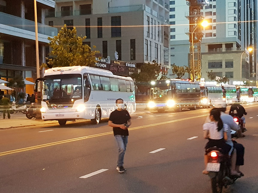 Đoàn xe đưa công dân Việt Nam từ nước ngoài về cách ly tự trả phí tại các khách sạn trên địa bàn Đà Nẵng
