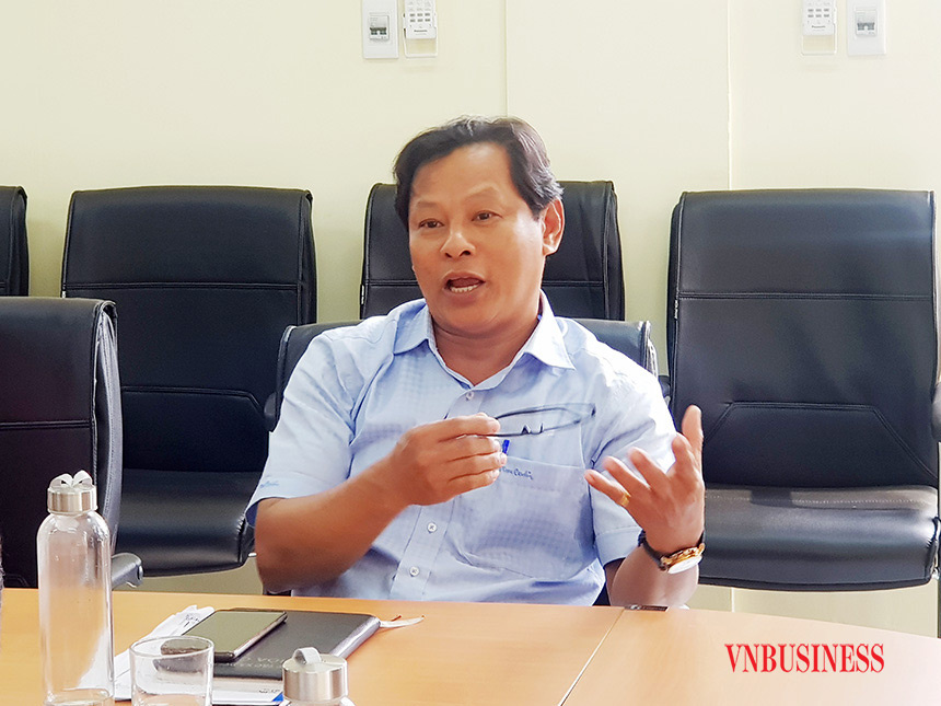 Ông Nguyễn Đức, Giám đốc HTX chợ Hòa Cường trao đổi với phóng viên VnBusiness