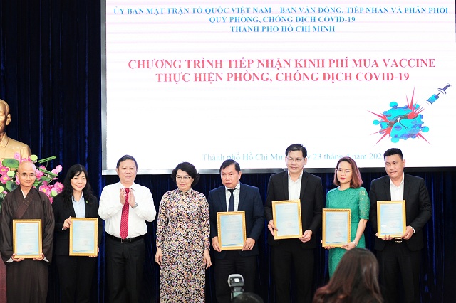 Tập đoàn Hưng Thịnh trao tặng 50 tỷ đồng kinh phí mua vắc-xin phòng ngừa Covid-19