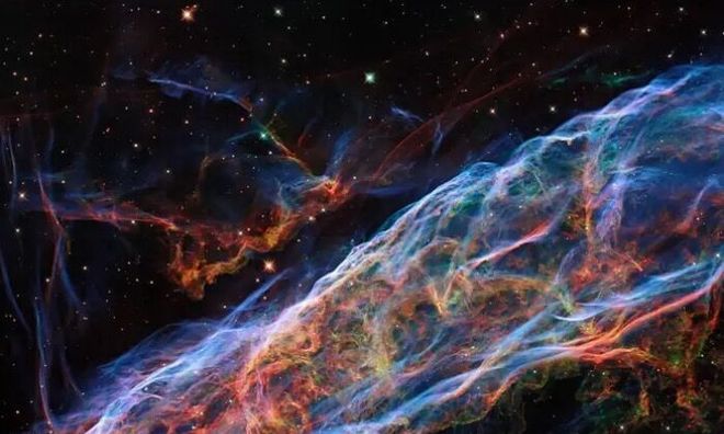 <p>
<strong>Kính viễn vọng Không gian Hubble của NASA chụp Tinh vân Veil (Vành khăn) dài 110 năm ánh sáng đã ghi lại được các chi tiết về các sợi và sợi mảnh của tinh vân, hé lộ những luồng khí ion hóa đầy màu sắc.<br /><br />Nhờ Camera trường rộng 3 của kính Hubble sử dụng 5 bộ lọc khác nhau, hình ảnh chụp được đã làm sắc nét thêm các luồng oxy ion hóa kép (màu xanh nước biển), hydro ion hóa và nitơ ion hóa (màu đỏ).</strong></p>