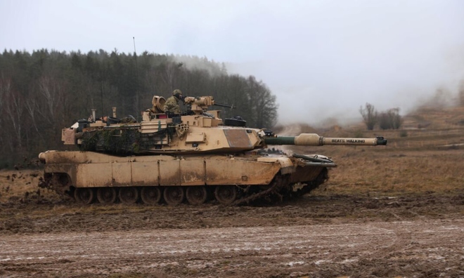 <p>
<strong>Abrams M1A2 (Hoa Kỳ)</strong></p><br /><br /><p class="Normal">Kế thừa M1A1, xe tăng Abrams M1A2 dự kiến ​​sẽ được đưa vào sử dụng sau năm 2050. Nặng 62 tấn, có tầm hoạt động 426 km với tốc độ tối đa 66 km/h. Được thiết kế bởi General Dynamics Land Systems, nó mang theo một chỉ huy xe tăng, lái xe, pháo thủ và người nạp đạn.</p><p class="Normal">Pháo chính 120mm của nó được đi kèm với hai súng máy 7,62mm và một súng máy khác cỡ nòng 50. Về khả năng bảo vệ, M1A2 được tích hợp lớp giáp composite hạng nặng bên ngoài cũng như lớp giáp thép uranium siêu hiếm vì chất này đã cạn kiệt. Người lái xe cũng có một hình ảnh nhiệt để cải thiện tầm nhìn ban đêm.</p><p class="Normal">Cơ quan kiểm toán của Quốc hội Hoa Kỳ ước tính chi phí cho mỗi chiếc xe tăng này là 12,5 triệu đô la.</p>