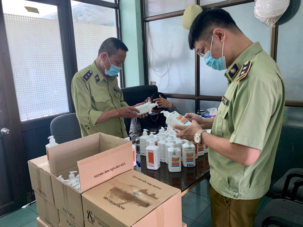 Phát hiện lô nước sát khuẩn tay giả dù có tem xác thực chống hàng giả