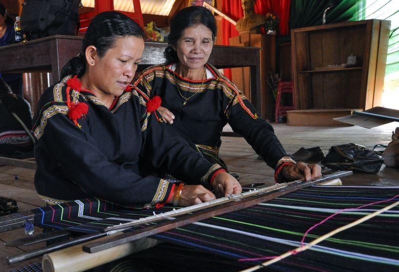 Đồng bào Ê đê ở Đắk Lắk phát triển kinh tế bền vững (Bài 2): Sức sống mới từ nghề dệt thổ cẩm