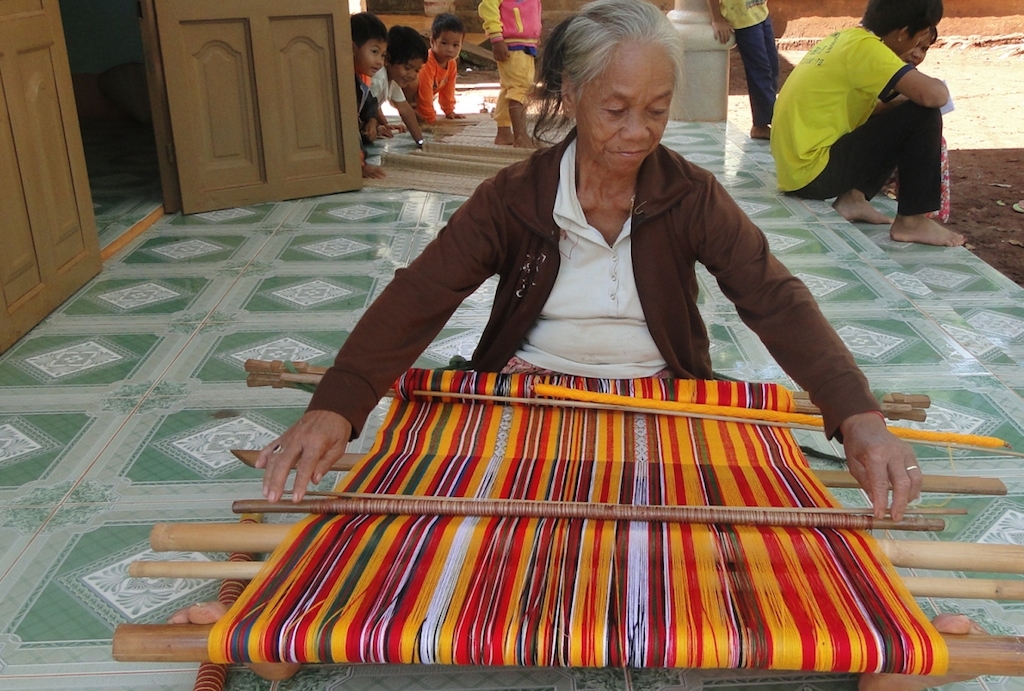 Giảm nghèo cho đồng bào dân tộc thiểu số ở Lộc Ninh (Bài 2): ‘Sống dậy’ nghề truyền thống