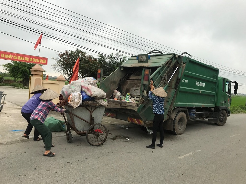 Nông thôn Gia Tân sạch đẹp nhờ HTX vệ sinh môi trường