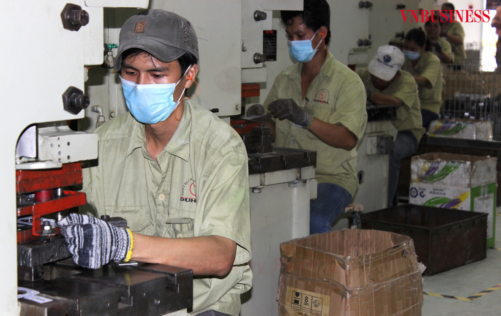 ‘Thấm đòn’ tăng giá, lại lo kiềm chế lạm phát