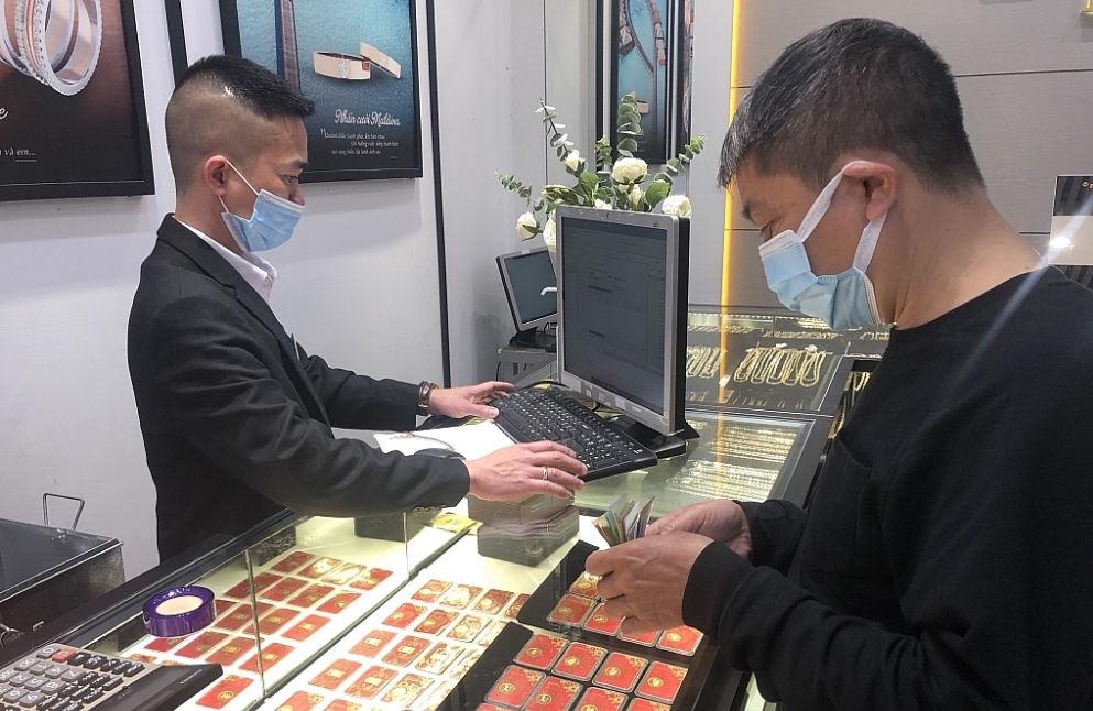 Giá vàng tiềm ẩn rủi ro, đồng USD tăng nhẹ tại các ngân hàng