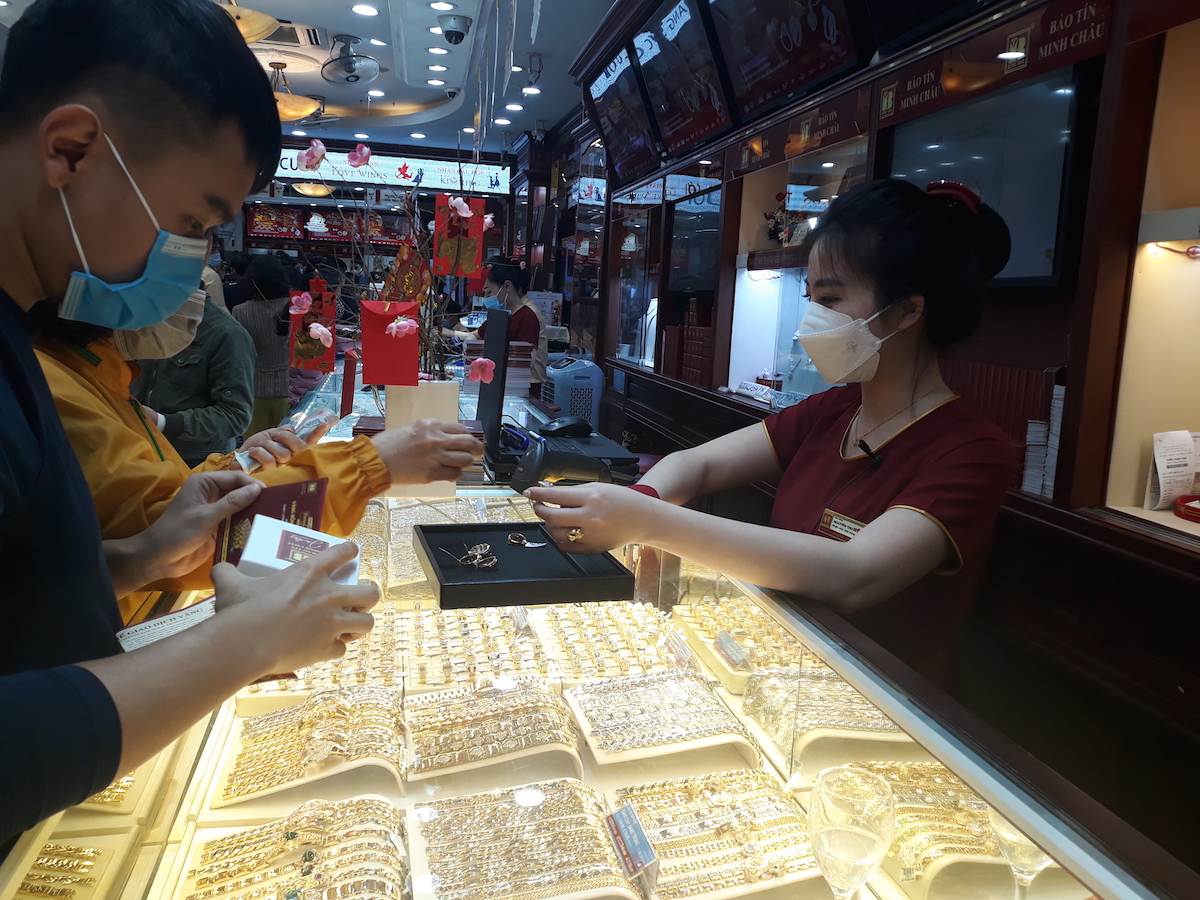 Đầu tuần, giá vàng biến động trái chiều, tỷ giá trung tâm giảm 10 đồng