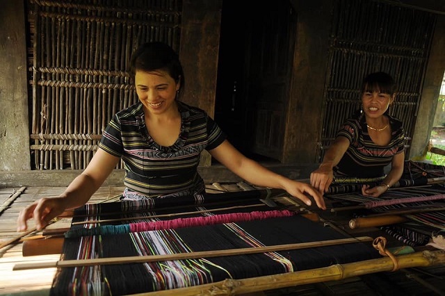 'Đánh thức' tiếng khung cửi truyền thống của người Hrê