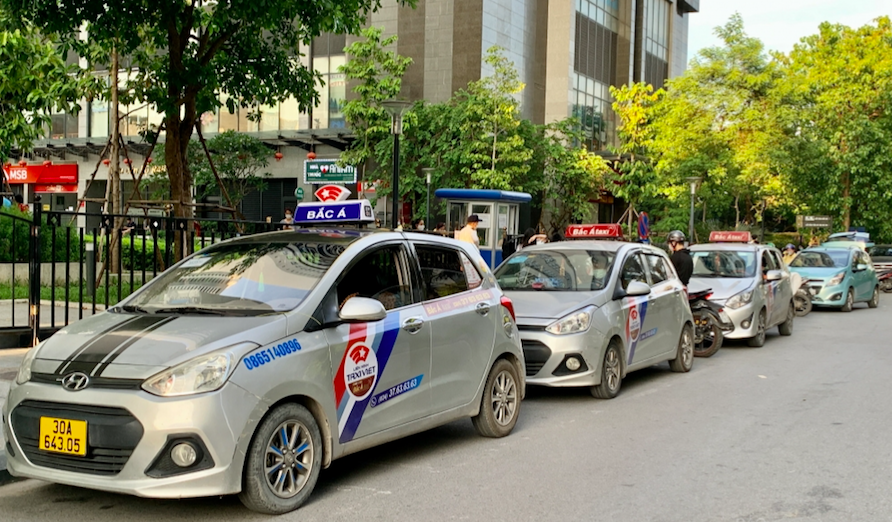 Hà Nội: Vận tải hành khách công cộng hứng 'đòn kép'